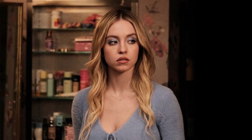 Cassie uit Euphoria kijkt moeilijk.