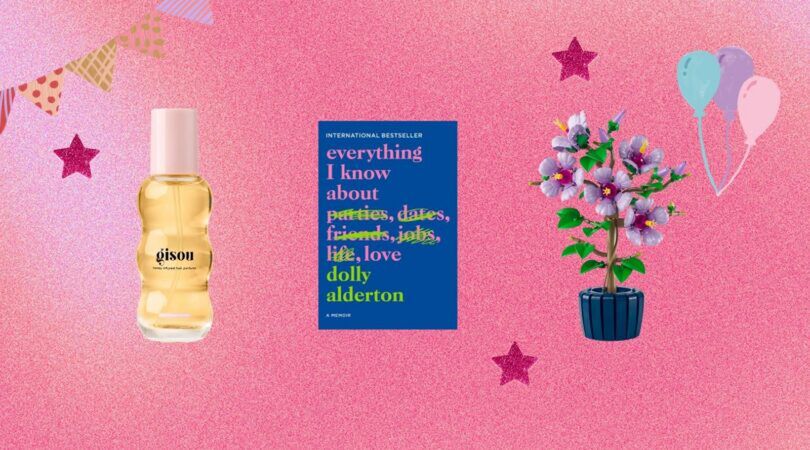 Een boek, haarparfum en een lego set van bloemen op een rijtje