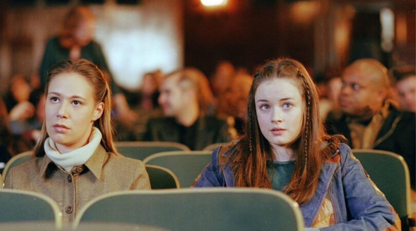 Rory en Paris uit Gilmore Girls kijken samen naar een show