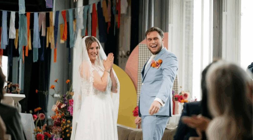 Twee mensen die trouwen.