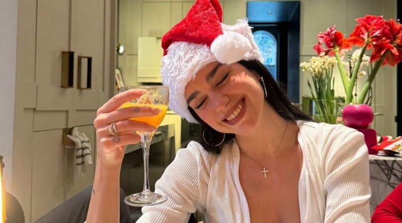 Dua Lipa poseert voor een foto