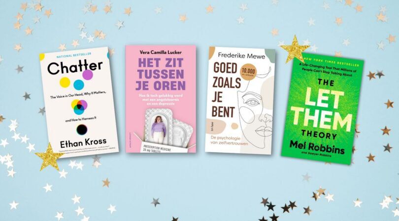 Vier boeken voor een blauwe achtergrond met sterretjes.