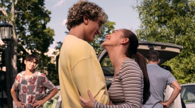 Belly en Jeremiah uit The Summer I Turned Pretty kijken elkaar in de ogen aan.