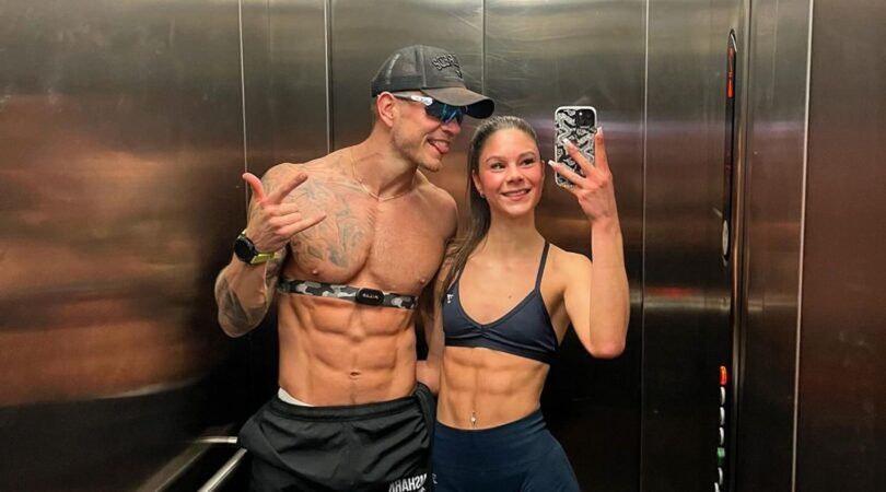 Sportief koppel in de lift.