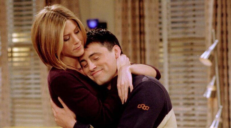 Joey en Rachel uit Friends geven elkaar een knuffel