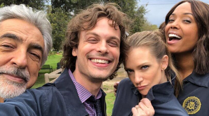 De cast van criminal minds poseert voor een selfie.