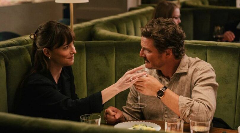 Twee mensen zijn aan het dineren.