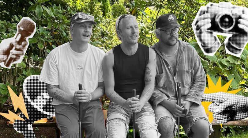 Goldband zit op een bankje.