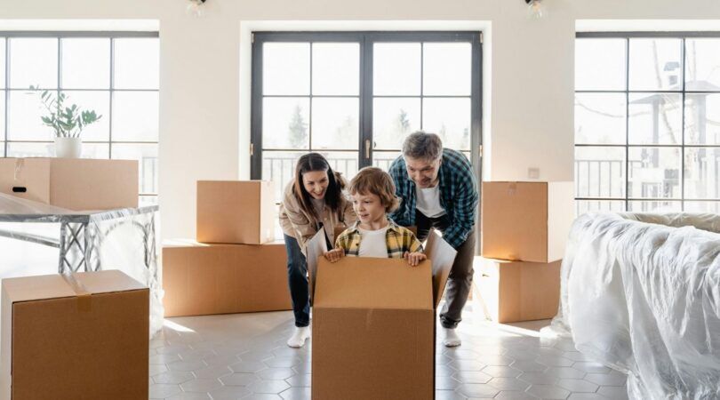 Een gezin pakt de spullen in voor de verhuizing.