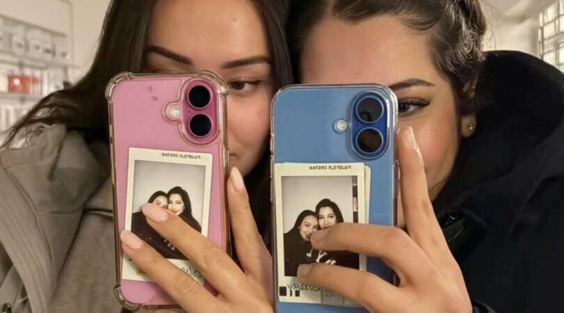 Twee meiden met verschillende kleuren iPhone.