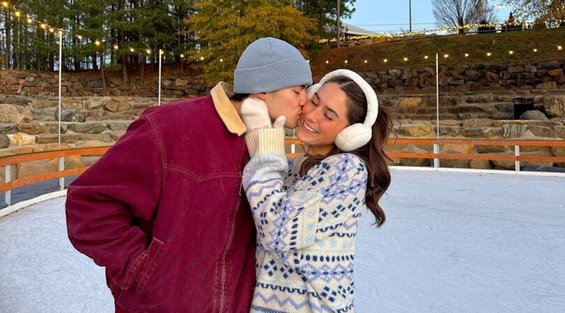 Een koppel is samen aan het schaatsen.