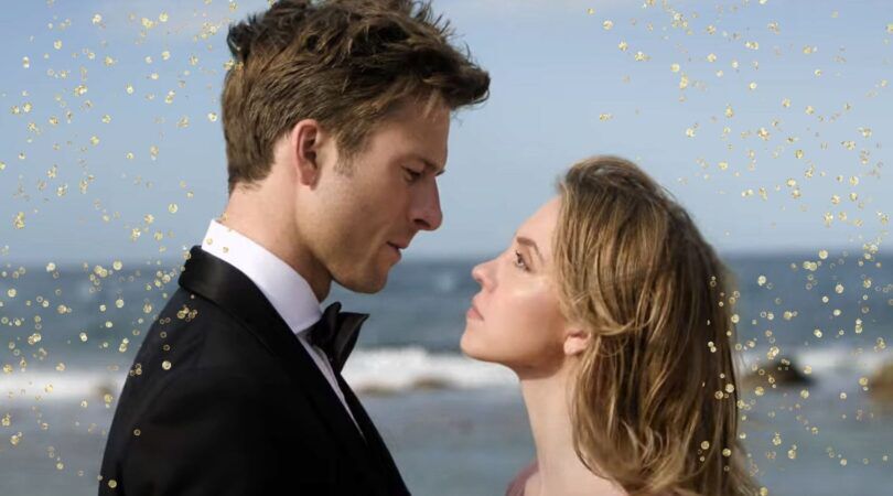 Twee mensen kijken verliefd naar elkaar. Ze zijn omringt door glitters. Afbeelding uit: Anyone But You