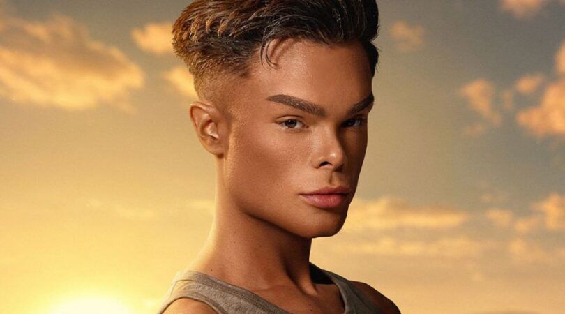 Jongen kijkt strak de camera in.