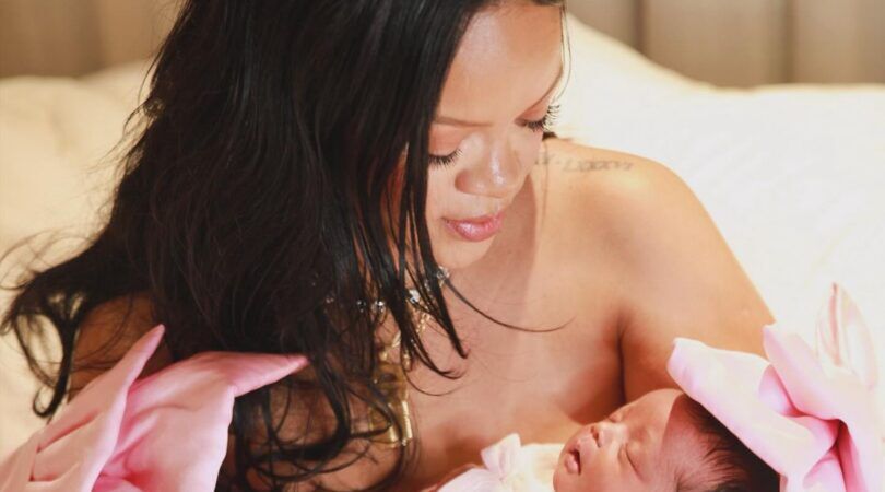 Rihanna met haar pasgeboren baby.