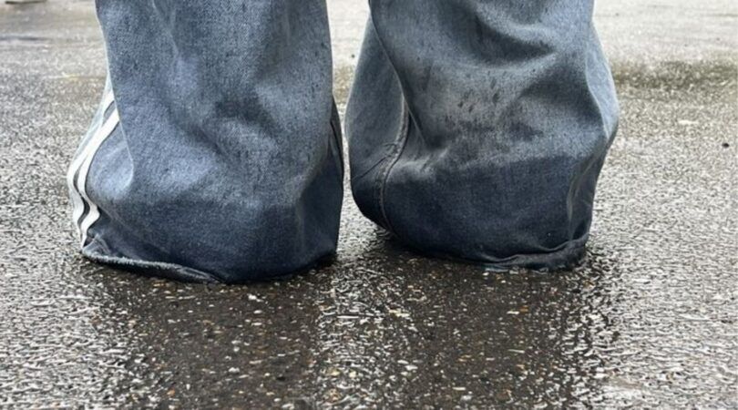 Foto van natte broekspijpen.