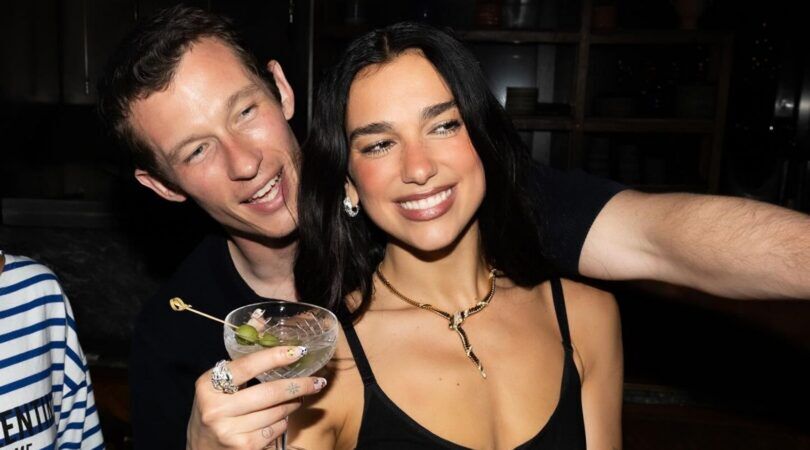 Callum Turner en Dua Lipa op een feestje