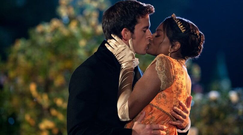 Twee Bridgerton-karakters zijn aan het zoenen.