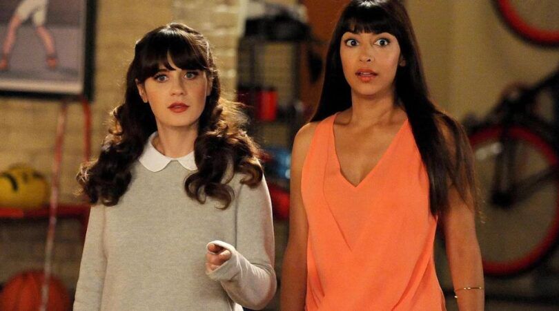 Vriendinnen staan naast elkaar.