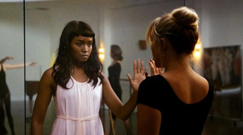 Twee vrouwen staan tegenover elkaar.