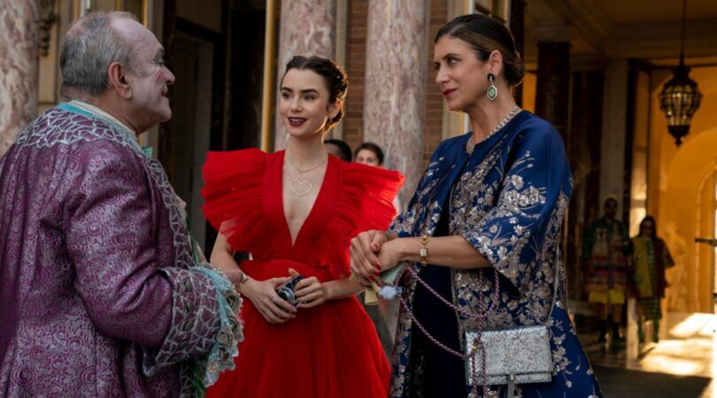 Emily in een rode jurk.