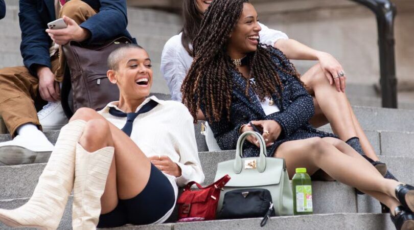 Meisjes zitten op een trap.