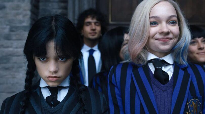 Wednesday en Enid in de serie Wednesday.