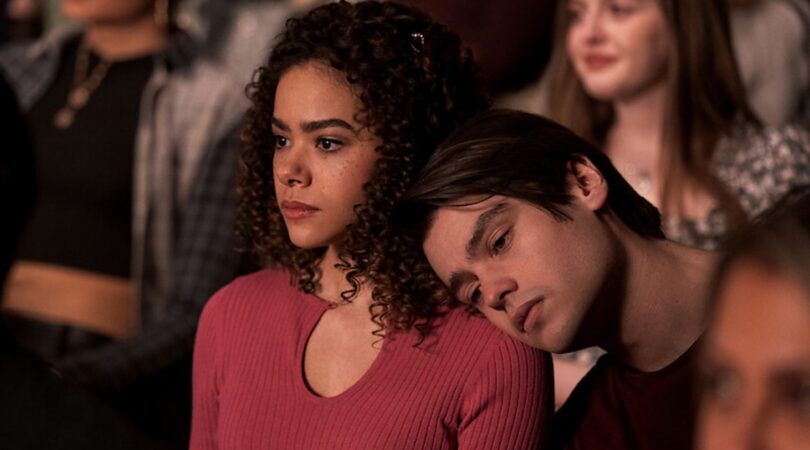 Marcus leunt op Ginny haar schouder uit Ginny & Georgia.