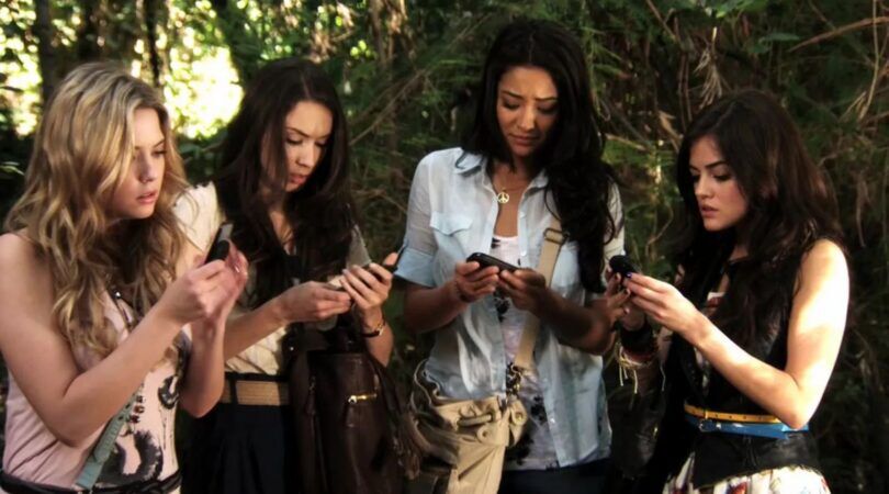 Vijf vrouwen kijken geschokkeerd naar hun mobieltjes.