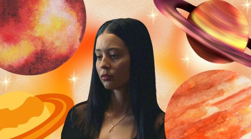 Maddie van Euphoria met oranje heelal achtergrond.