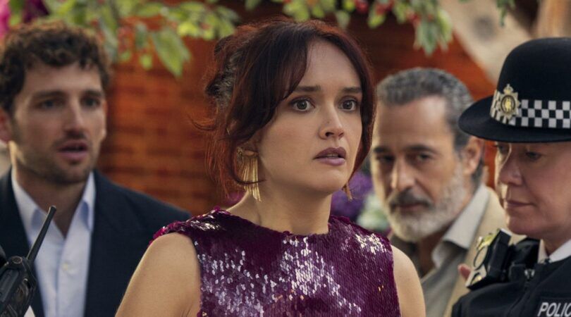 Cherry in The Girlfriend op Prime Video wordt in de boeien geslagen.