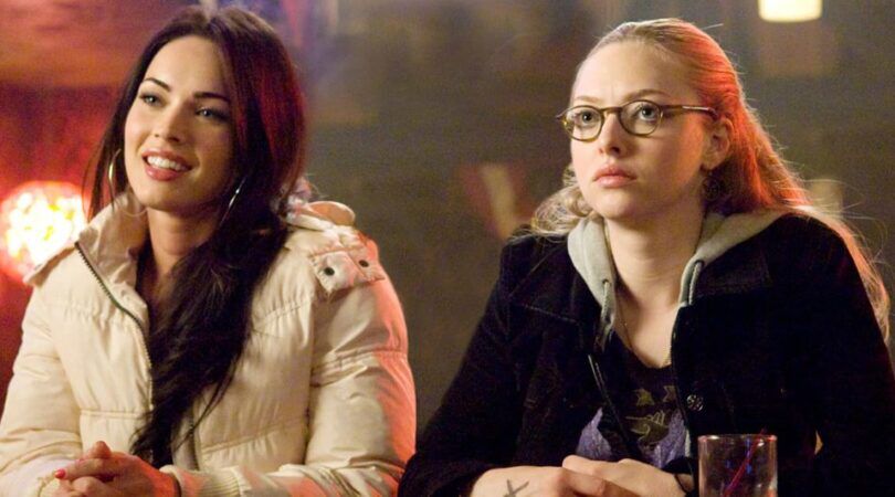 Twee meisjes zitten naast elkaar.