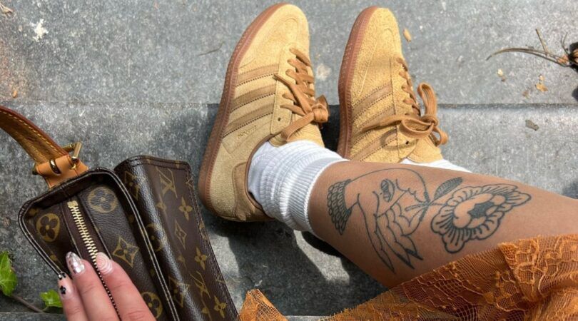 Bruine schoenen van meisje en Louis Vuitton tas.