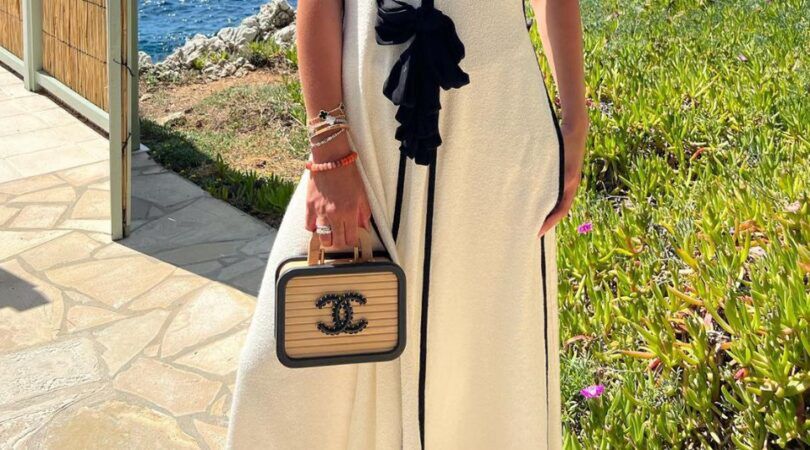 Vrouw in lange jurk met een vanity case.