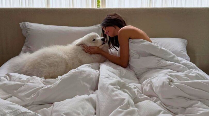 meisje in bed met haar hond