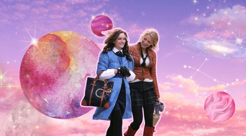 Twee vrouwen voor achtergrond met planeten en sterren.