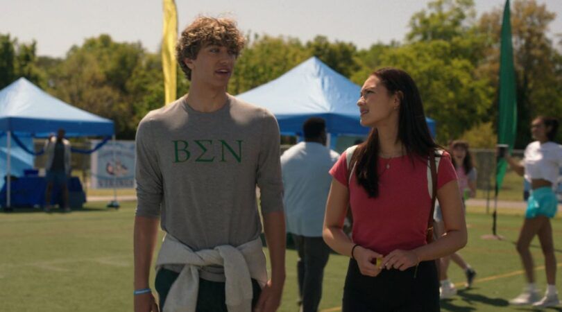 Belly en Jeremiah uit The Summer I Turned Pretty op de studentenvereniging.