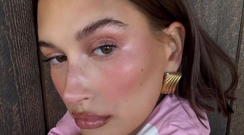 Hailey Bieber poseert voor een selfie
