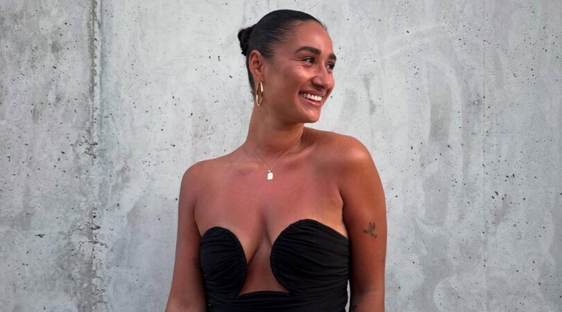 Amije Roos van der Laan poseert voor een foto.