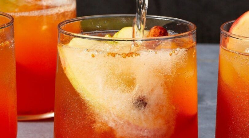 Een glas Apple Cider Spritz dat word ingeschonken