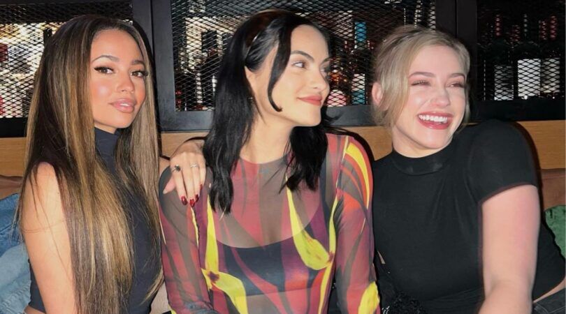 Drie sterren van Riverdale poseren voor een foto.