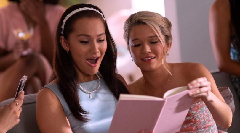 Twee meisjes kijken verbaasd naar een boekje.