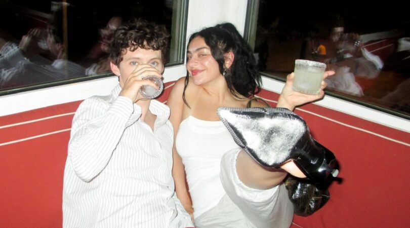 Charli xcx en Troye Sivan drinken samen een drankje.