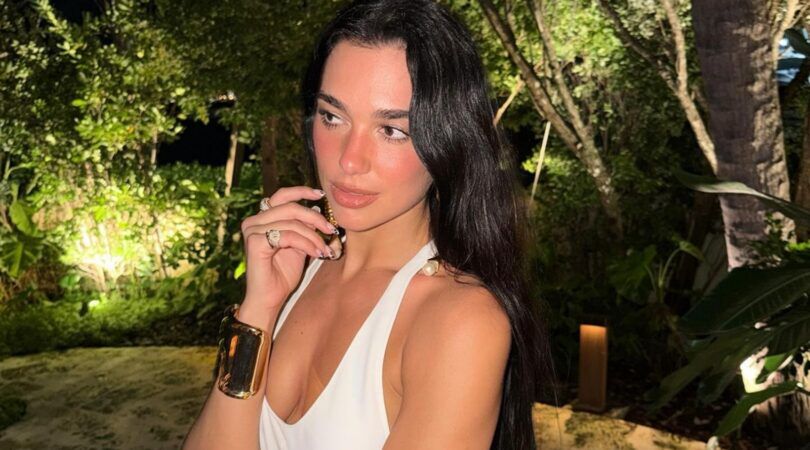 Dua Lipa poseert voor een foto.