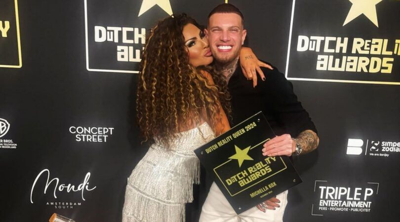 Michella Kox en Sjorleone poseren bij de Dutch Reality Awards