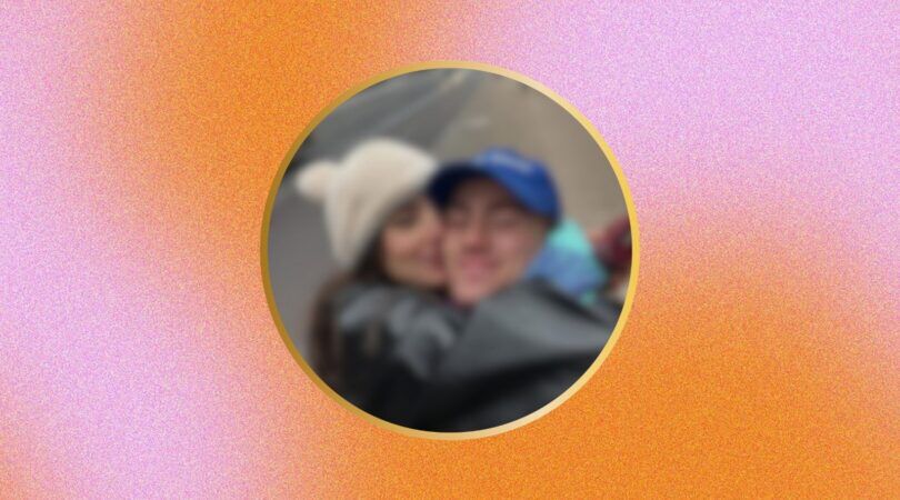 Een vervaagde foto van een GTST koppel met een kleurrijke achtergrond.