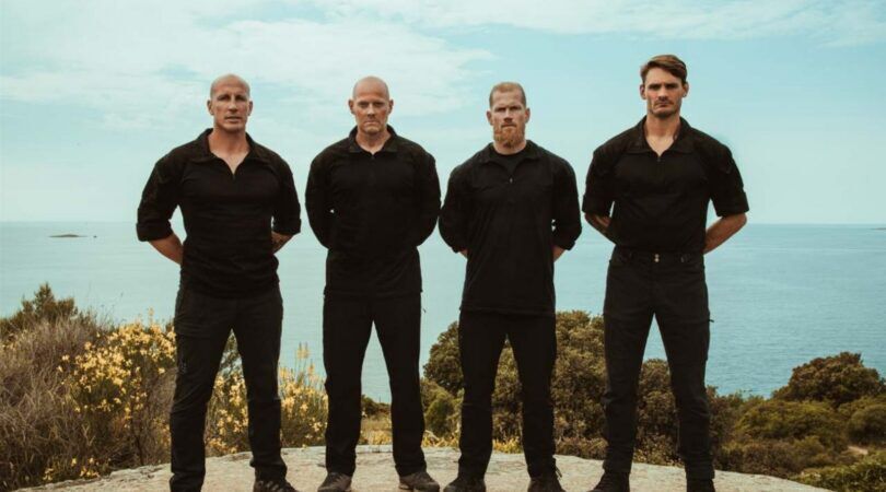 Castfoto van de stad vanSpecial Forces VIPS. Ze kijken heel stoer en streng voor zich uit.