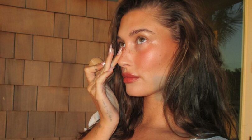 Hailey Bieber poseert voor een selfie met haar Rhode blush.