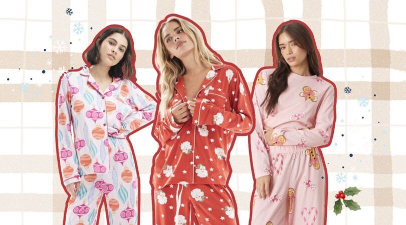 ASOS-modellen die poseren met kerstpyjama's aan.