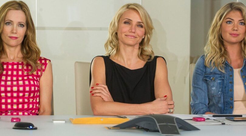 De vrouwen van The Other Woman zitten samen aan tafel.