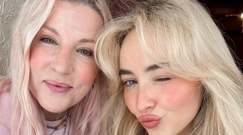 Sabrina Carpenter samen met haar schoonheidsspecialiste Renee Rouleau.